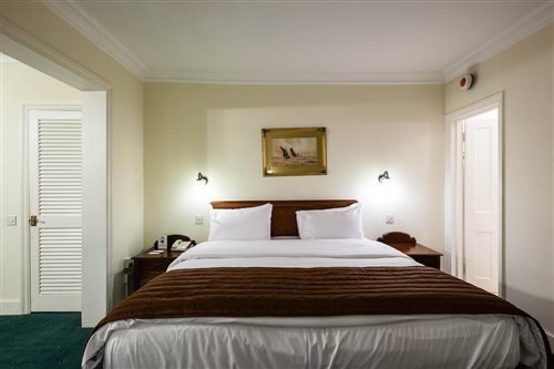 Room, Quadruple