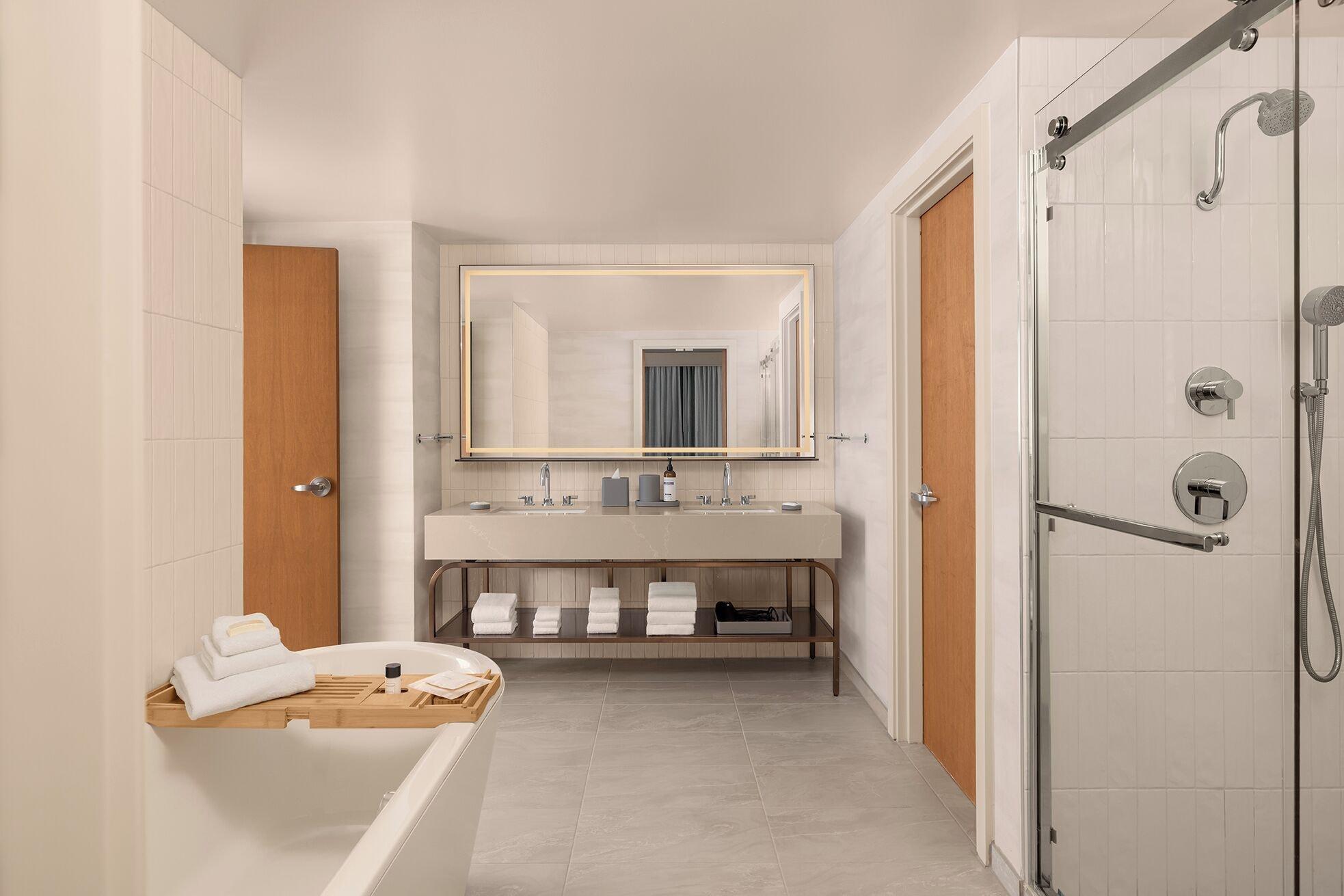 Monarch, Suite