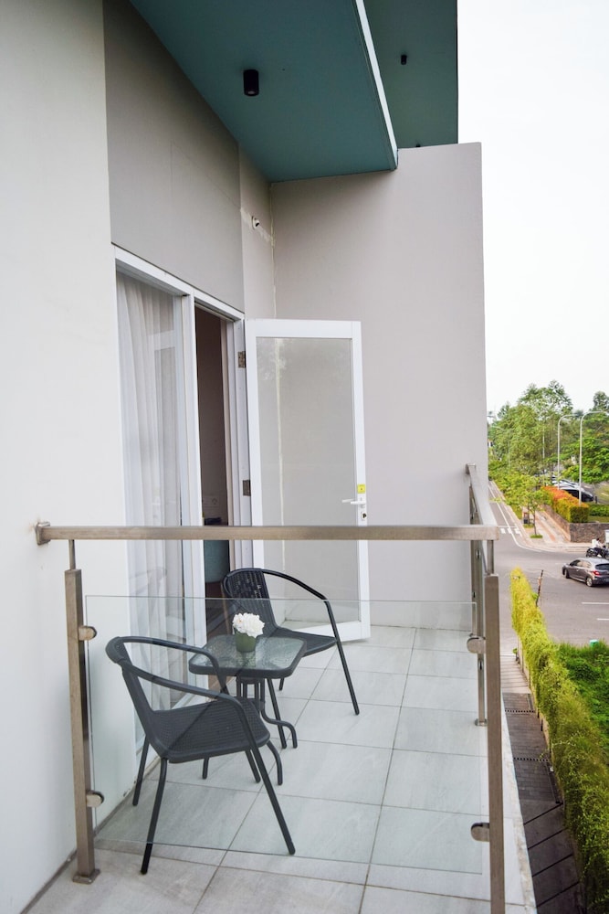MaxOneHotels at Kota Harapan Indah Bekasi 6/32