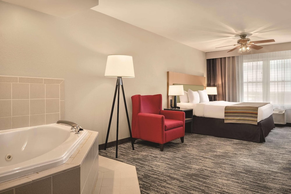Country Inn & Suites by Radisson, Galena, IL 64/67