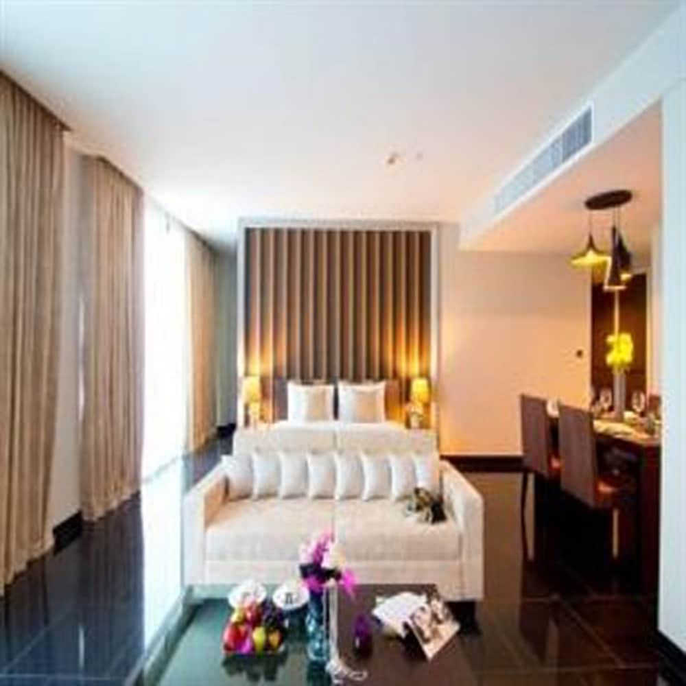 Way Hotel 35/73