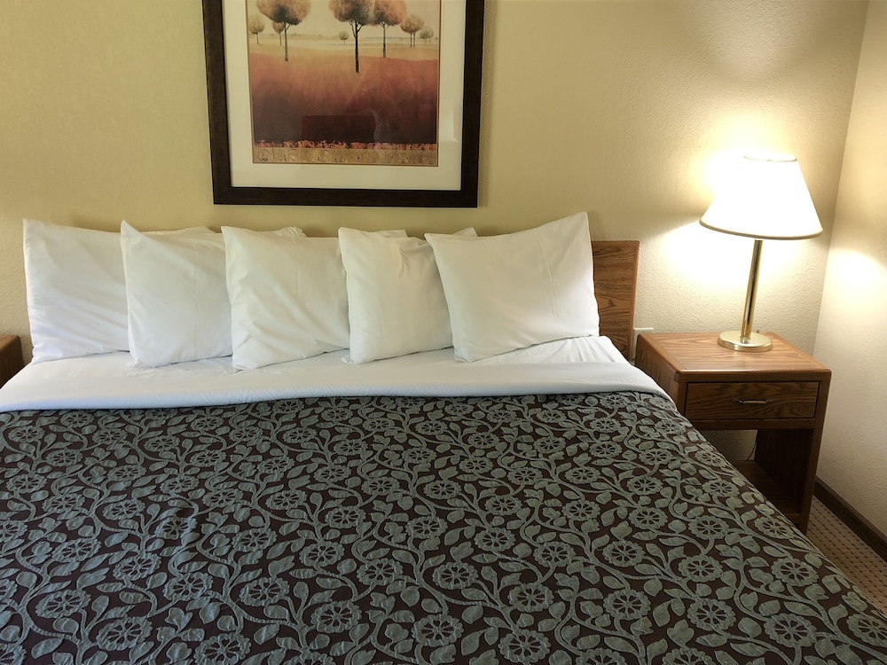 Days Inn By Wyndham Iron Mountain 21/36