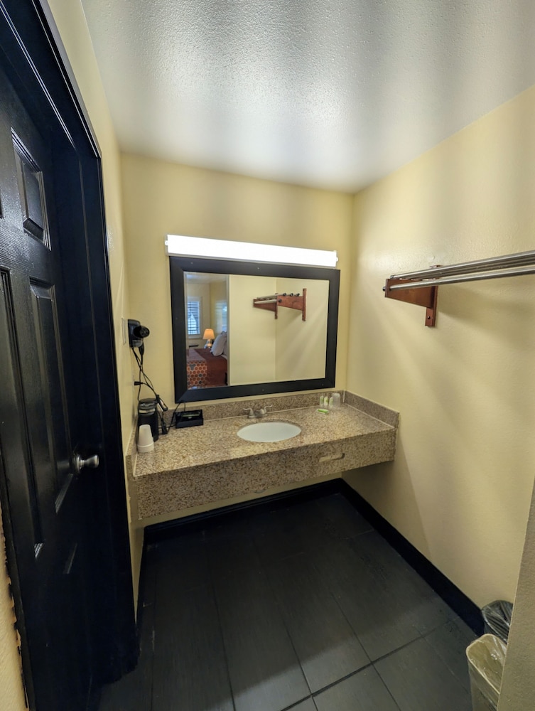 Crossroads Inn 8/39