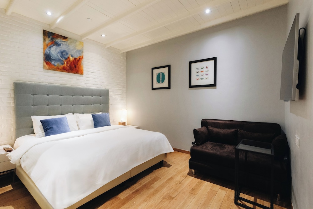PREMIER, KING BED, NO WINDOW