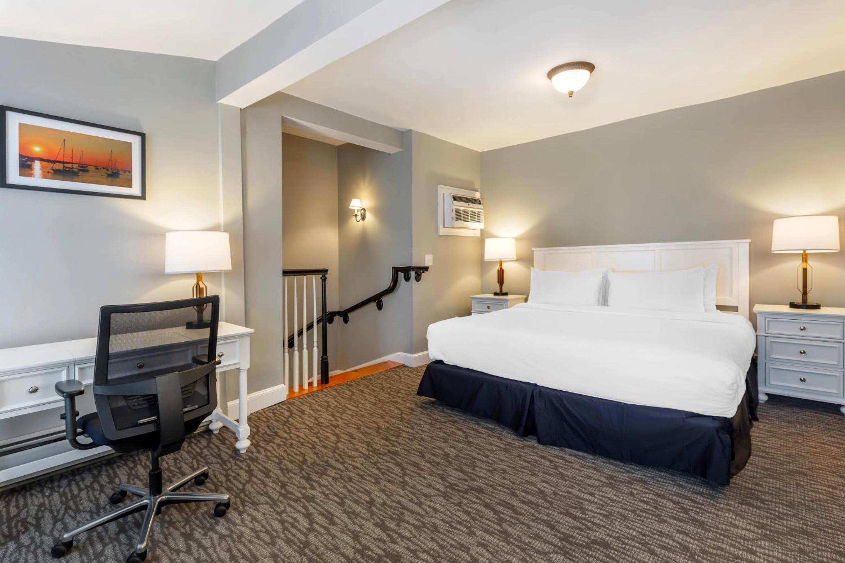 Room, Queen Bed, Two Story, Kitchenette