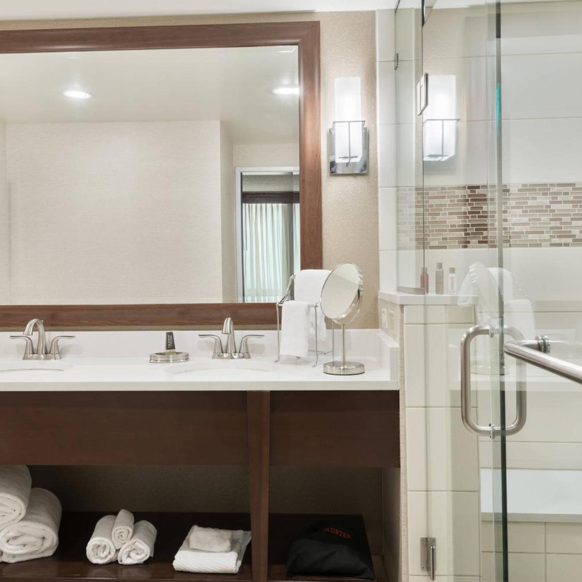 Room, 2 Double Beds, Concierge Level، Chicago Marriott Northwest 3/4