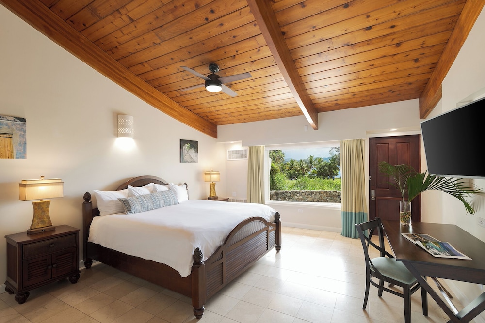 Deluxe, 2 Queen Beds, Ocean Front, Garden View