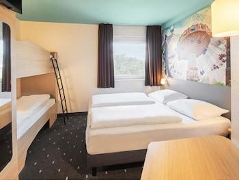 ROOM, QUADRUPLE