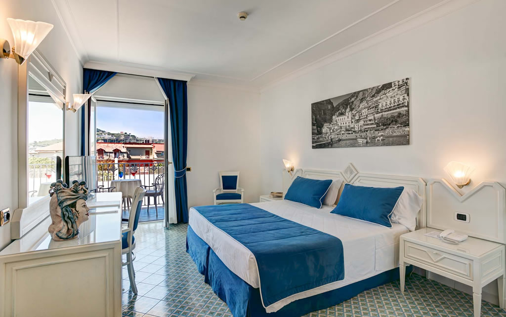 Room, Double Bed, Lateral Side Sea View