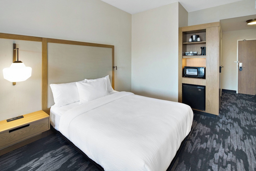 SUITE, KING BED, ACCESSIBLE