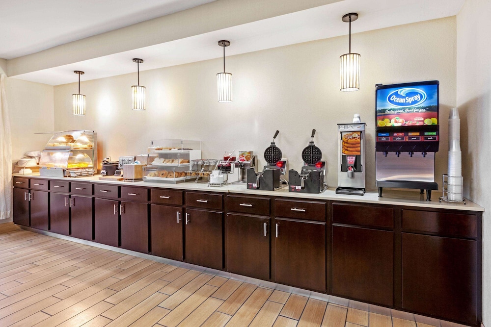 La Quinta Inn & Suites by Wyndham South Bend 44/57