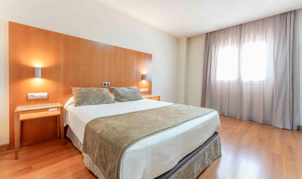 ROOM, SINGLE, DOUBLE BED