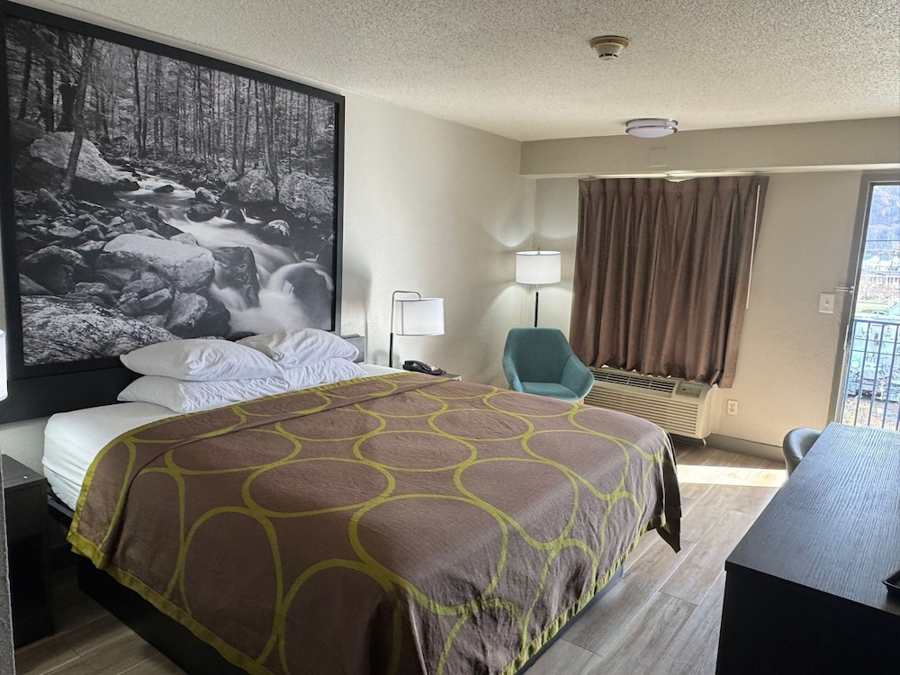 Super 8 by Wyndham Charleston WV 12/34