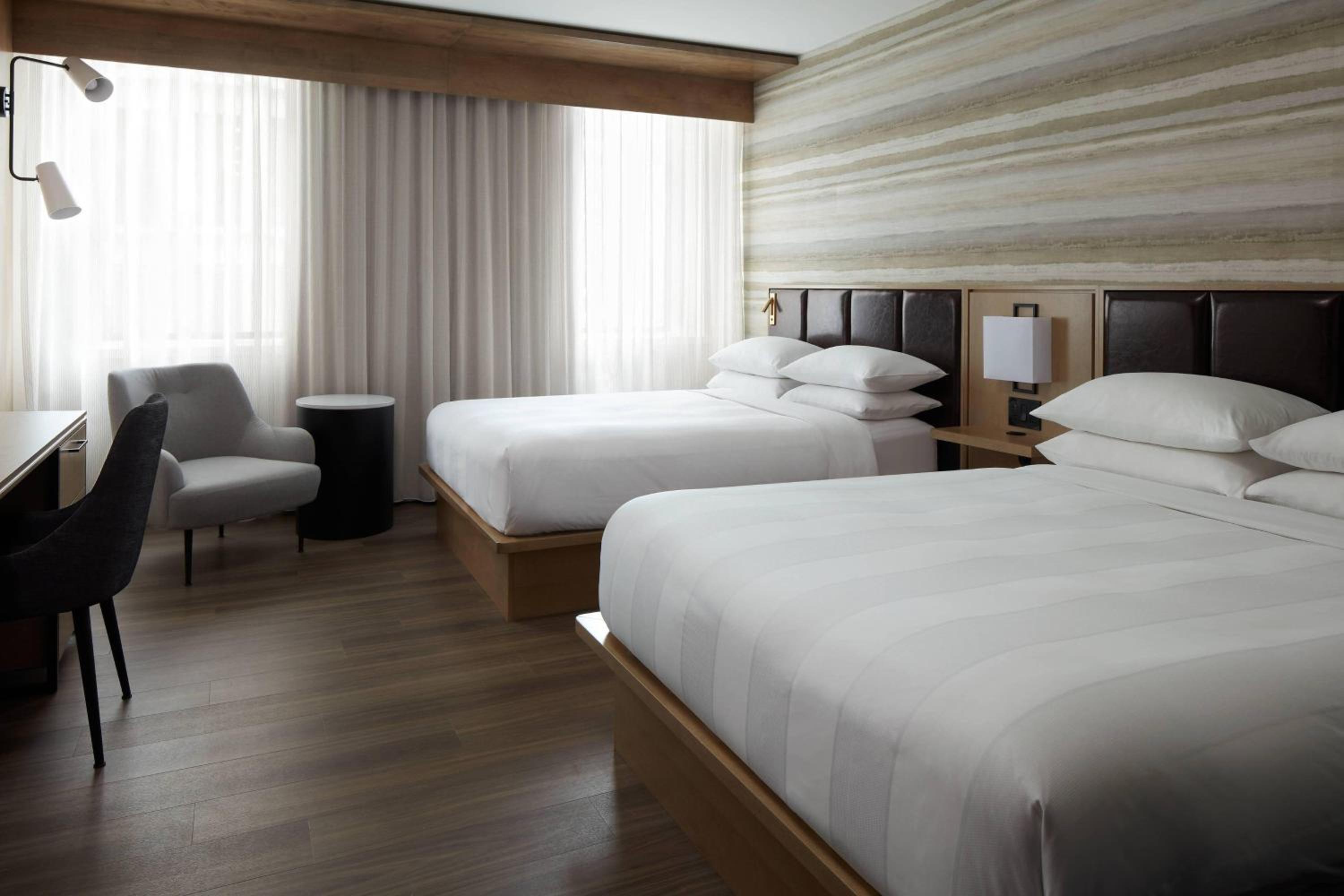 غرفة بسرير كينج وسريرين كوين، Quebec City Marriott Downtown 2/7