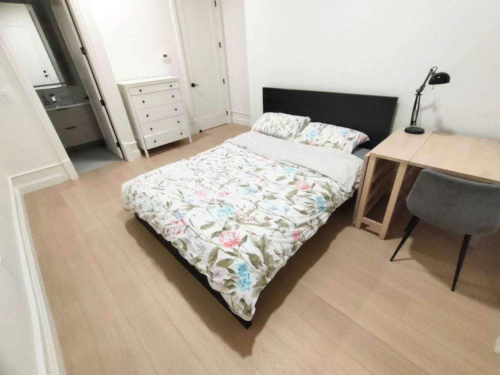 Vancouver-Beijing Bed and Breakfast 4/16