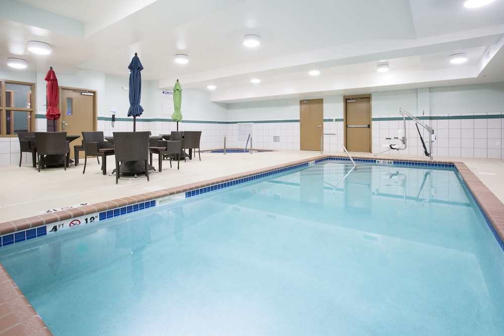 Holiday Inn Express and Suites Minot 33/50