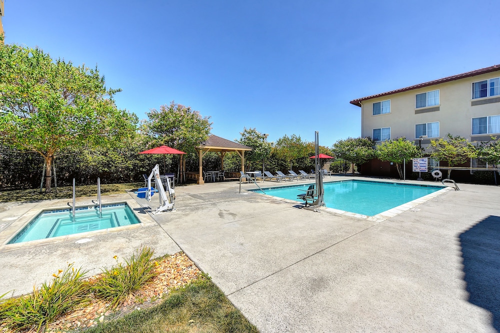 Holiday Inn Express Hotel and Suites Manteca City Center 3/76