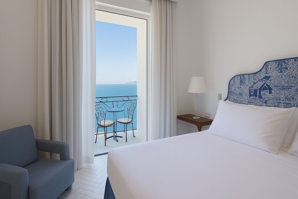 جناح جونيور بسرير كينج وسرير فردي بإطلالة على البحر، Grand Hotel Europa Palace 5/10