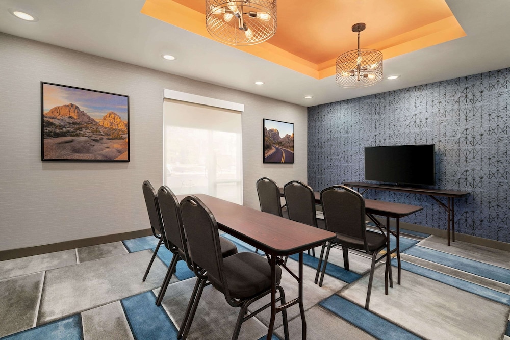 La Quinta Inn & Suites by Wyndham San Bernardino 39/45