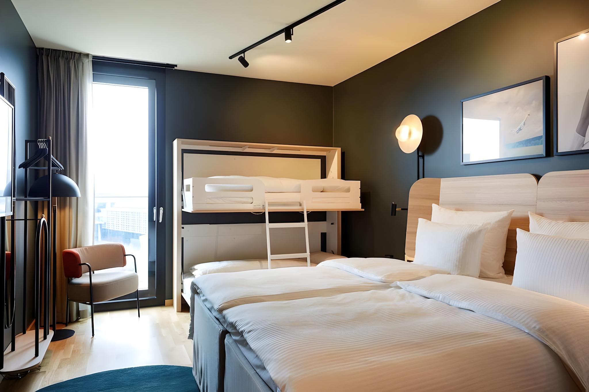 Family 4, Standard, Bunk Bed, Queen Bed