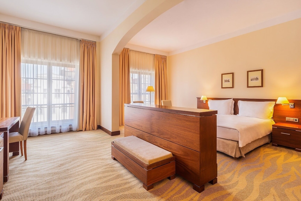 Junior Suite, King Bed, Old Town View
