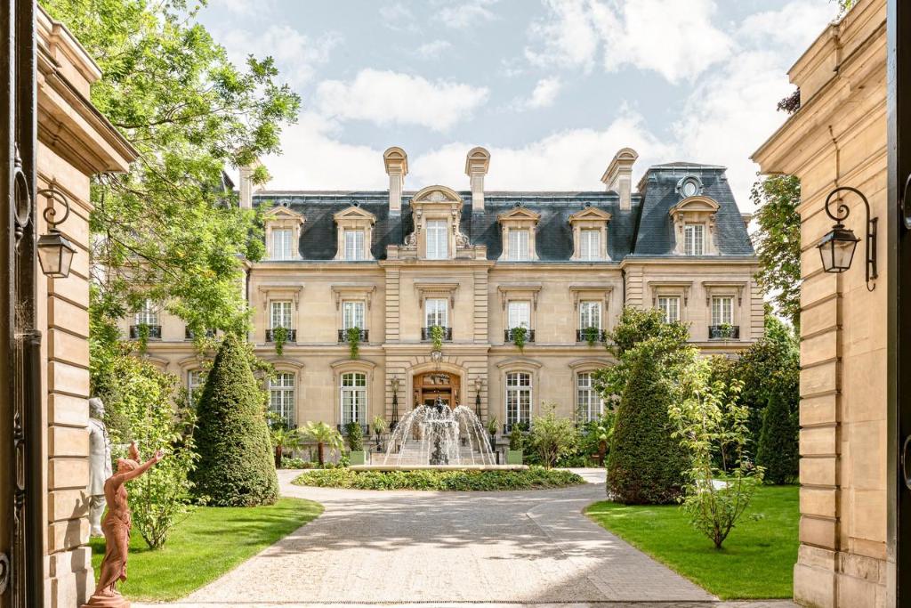 Saint James in PARIS