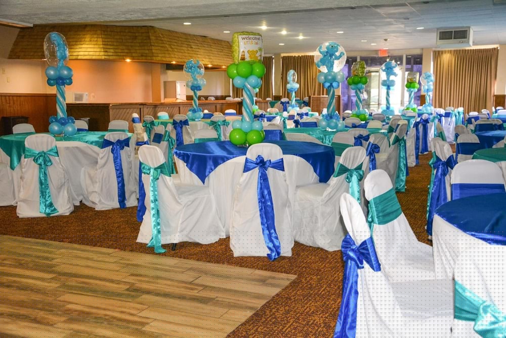 Columbus Grand Hotel and Banquet Center 31/33