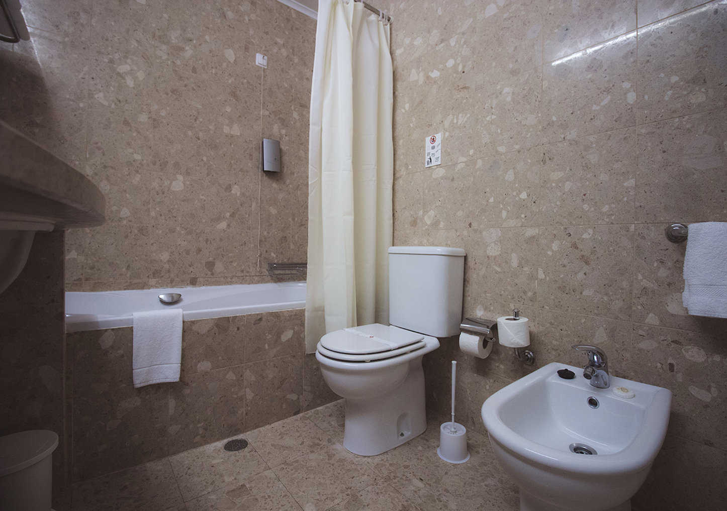 Hotel Gaivota Azores 70/72