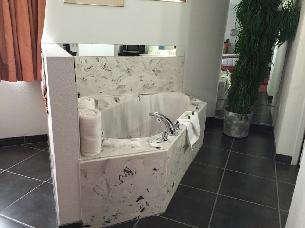 Sandia Peak Inn Old Town ABQ, a Howard Johnson by Wyndham 38/38