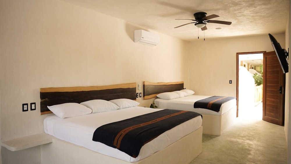 ROOM, 2 KING BEDS, STREET VIEW, PRIVATE BATHROOM