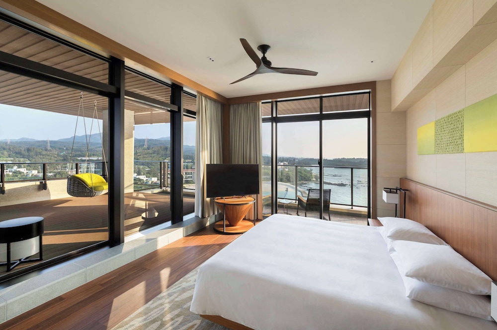 Hyatt Regency Seragaki Island Okinawa 28/72