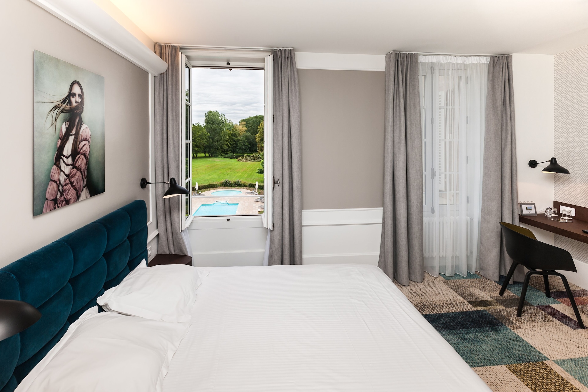 Castle, Superior, Queen Bed