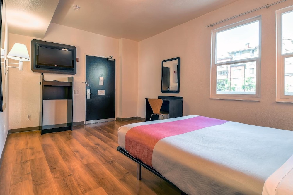 Motel6 San Diego, CA - Downtown 24/50