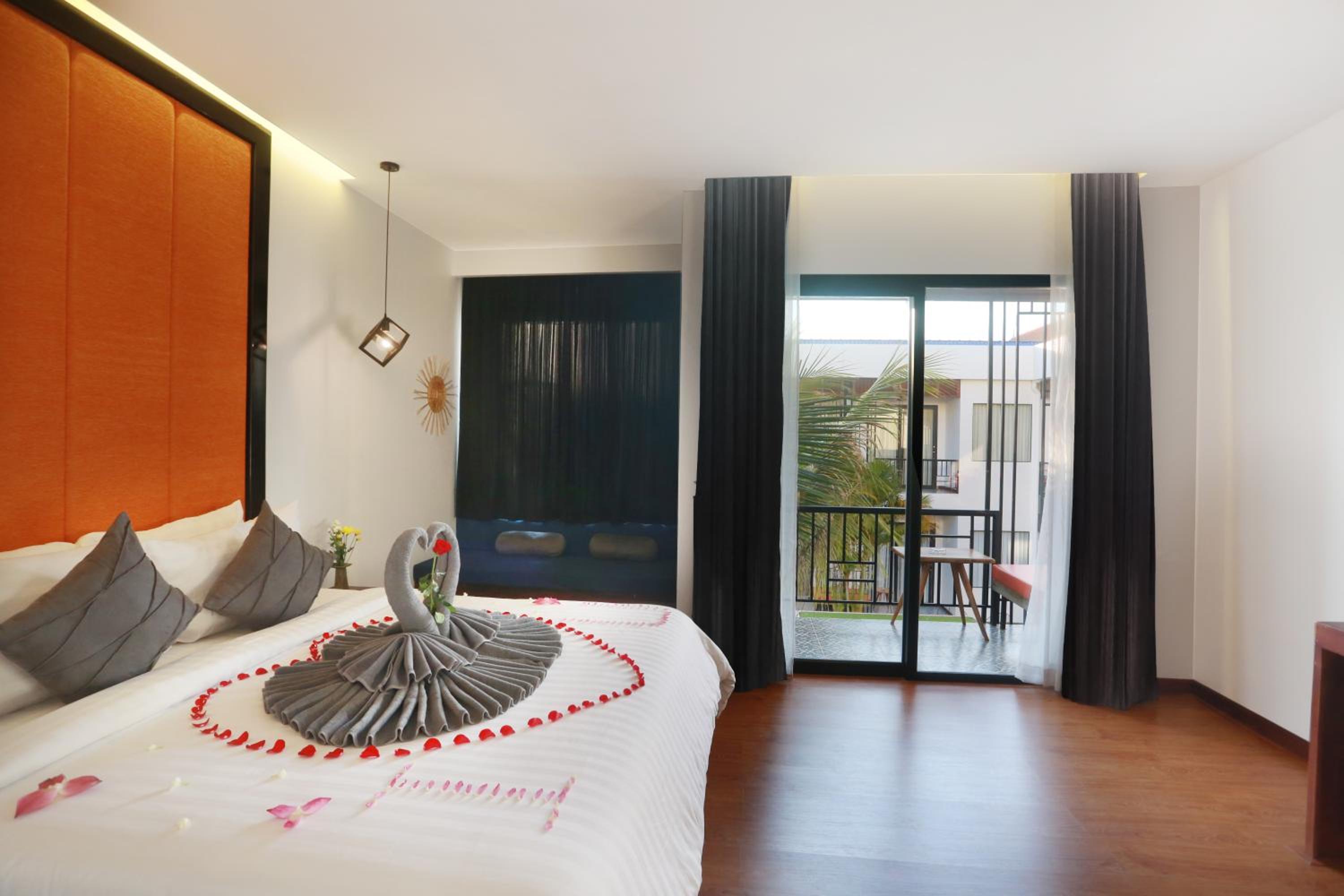 Junior Suite, Pool View, Balcony