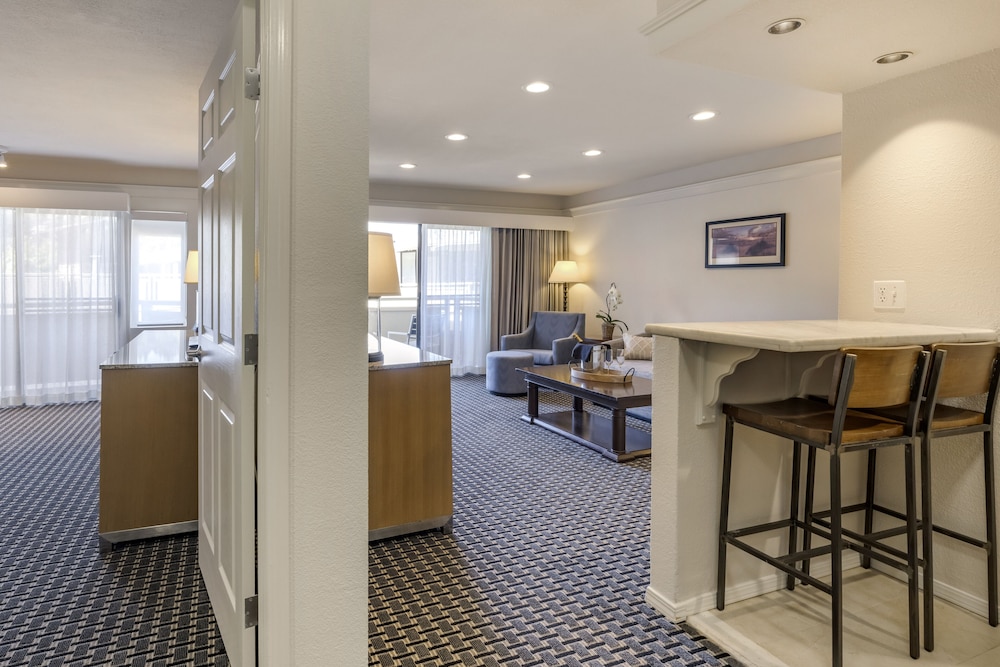 The Lodge At Tiburon 48/66