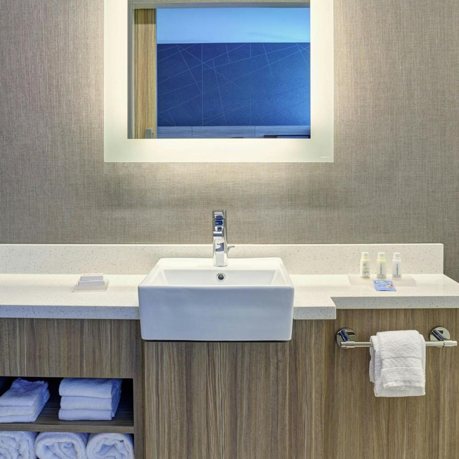 جناح بسرير كينج مع سرير سحّاب إضافي مع أريكة لذوي الإعاقة، Springhill Suites Grand Rapids West 7/8