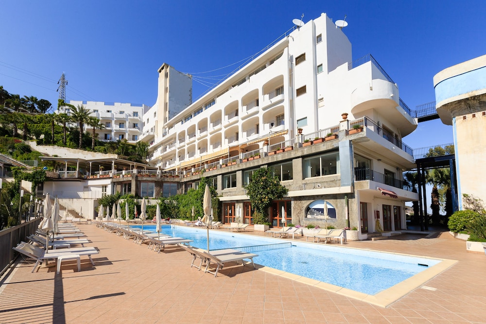 Antares Hotel in LETOJANNI