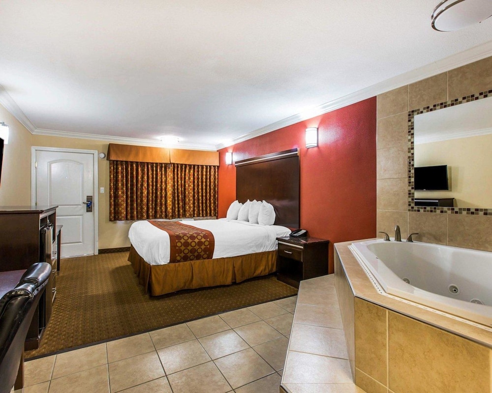 Rodeway Inn and Suites Corona 23/39