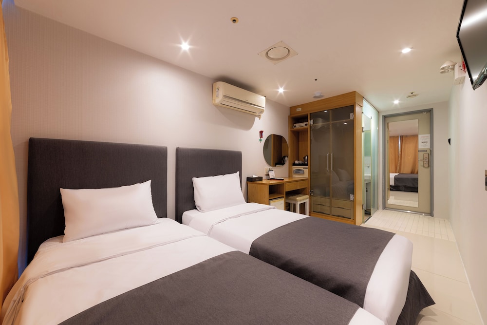 ROOM, TWIN BEDS