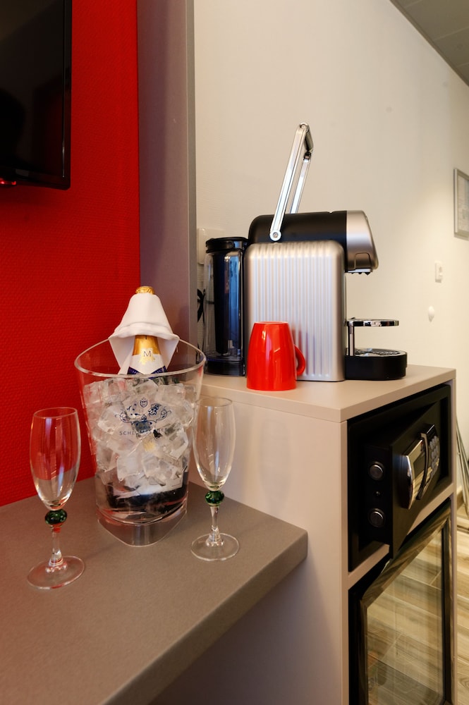 COLMAR HOTEL 34/38
