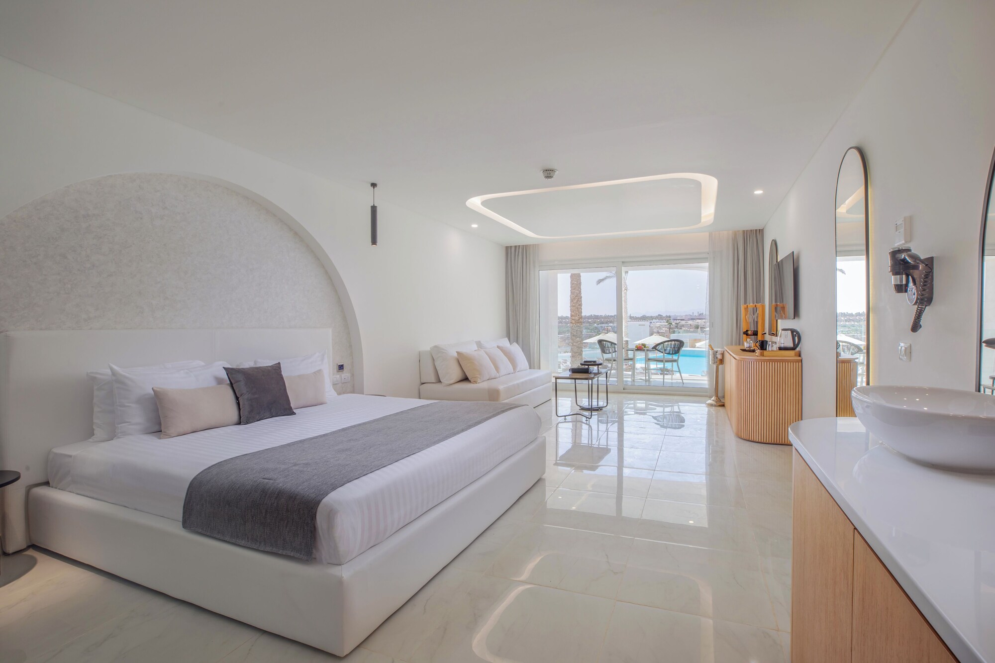 DELUXE ROOM (PARTIAL SEA VIEW ROOM)