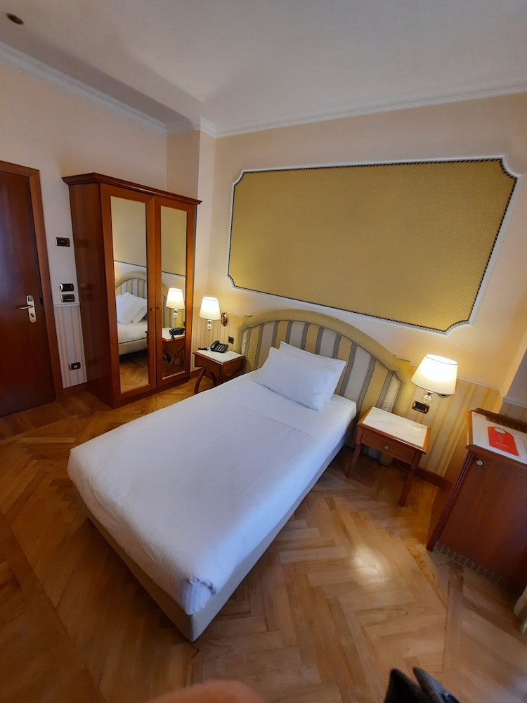 ROOM, SINGLE