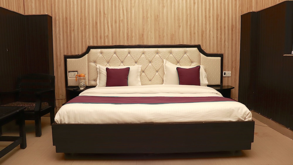 Oyo 1811 Hotel Leisure Palace 9/26