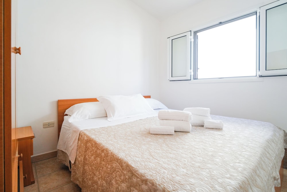 2 BEDROOMS, BUNGALOW, PATIO