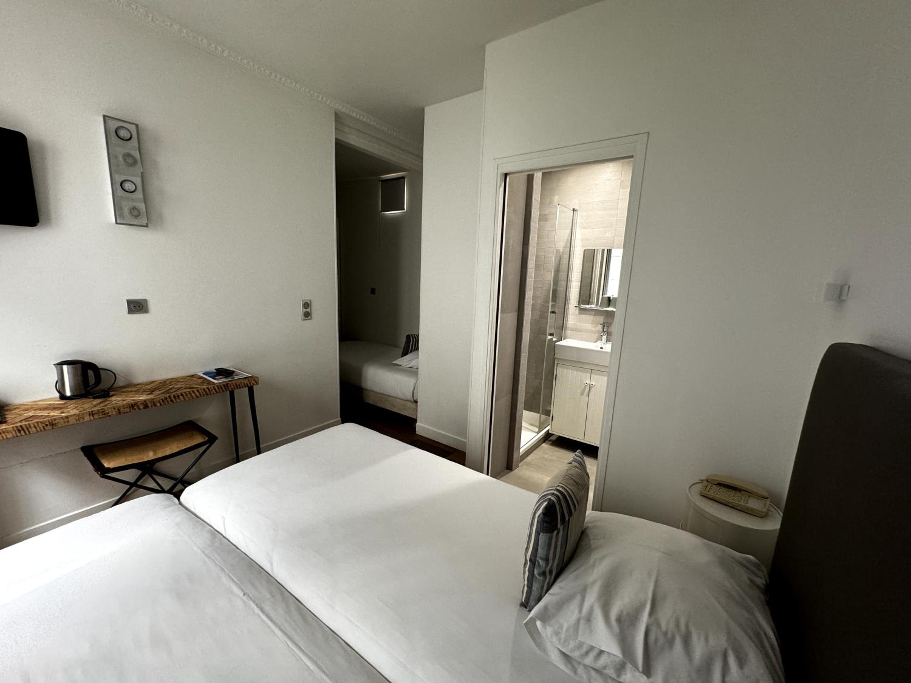 Room, Triple, L Amiral 8/10