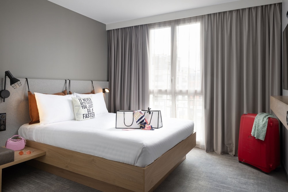 Room, Queen Bed, City View