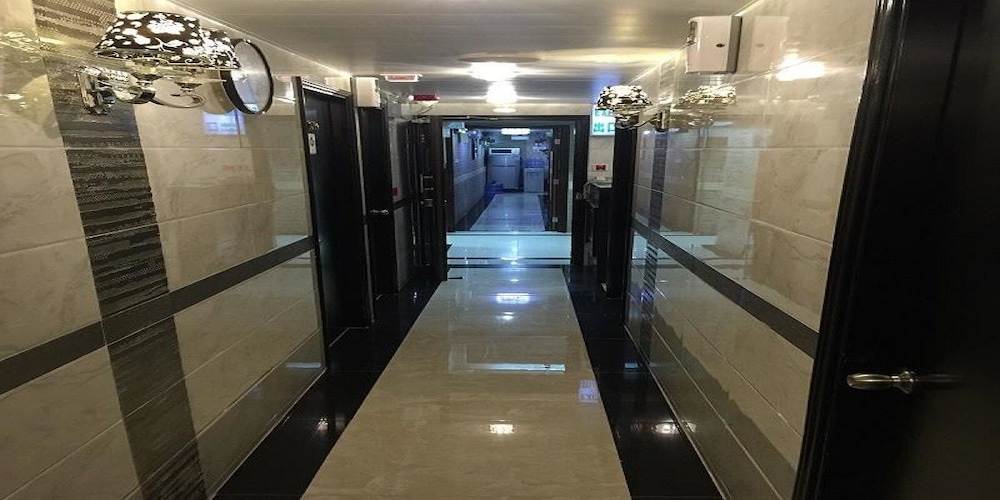 Rich Hotel 27/50