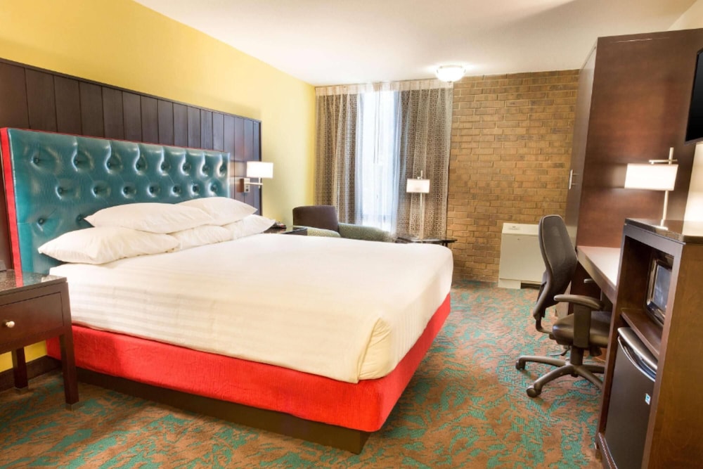 DELUXE, KING BED