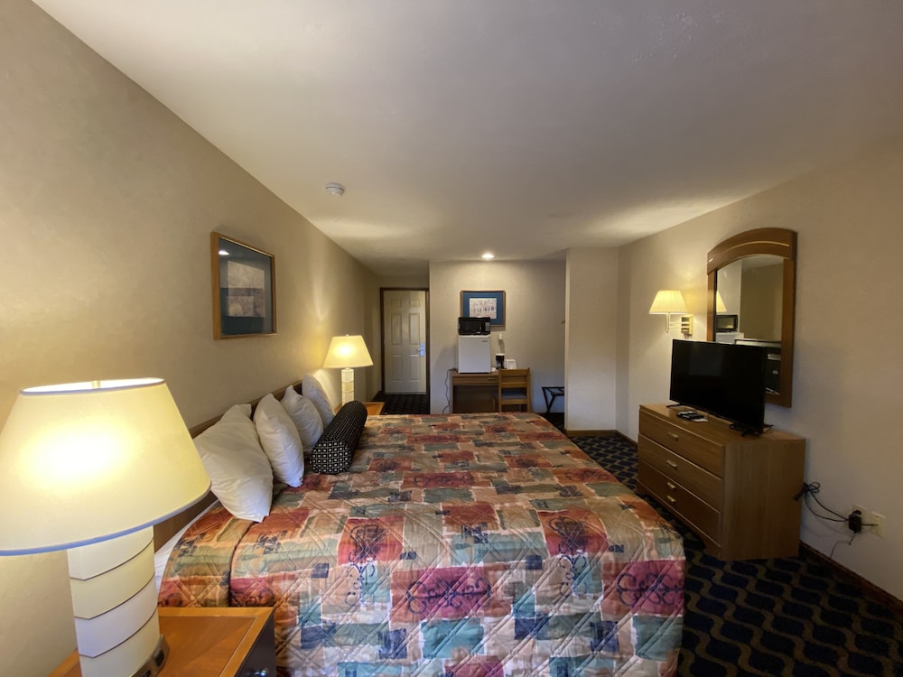 Economy Lodge 682 Main St Sturbridge 24/39