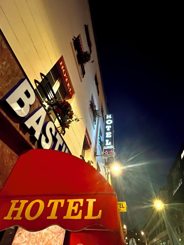 LUXOR BASTILLE HOTEL 9/61
